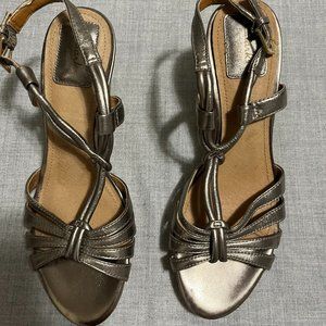 Clarks Bendables Women's wedge Gold Tone  Sandals SZ 9.5